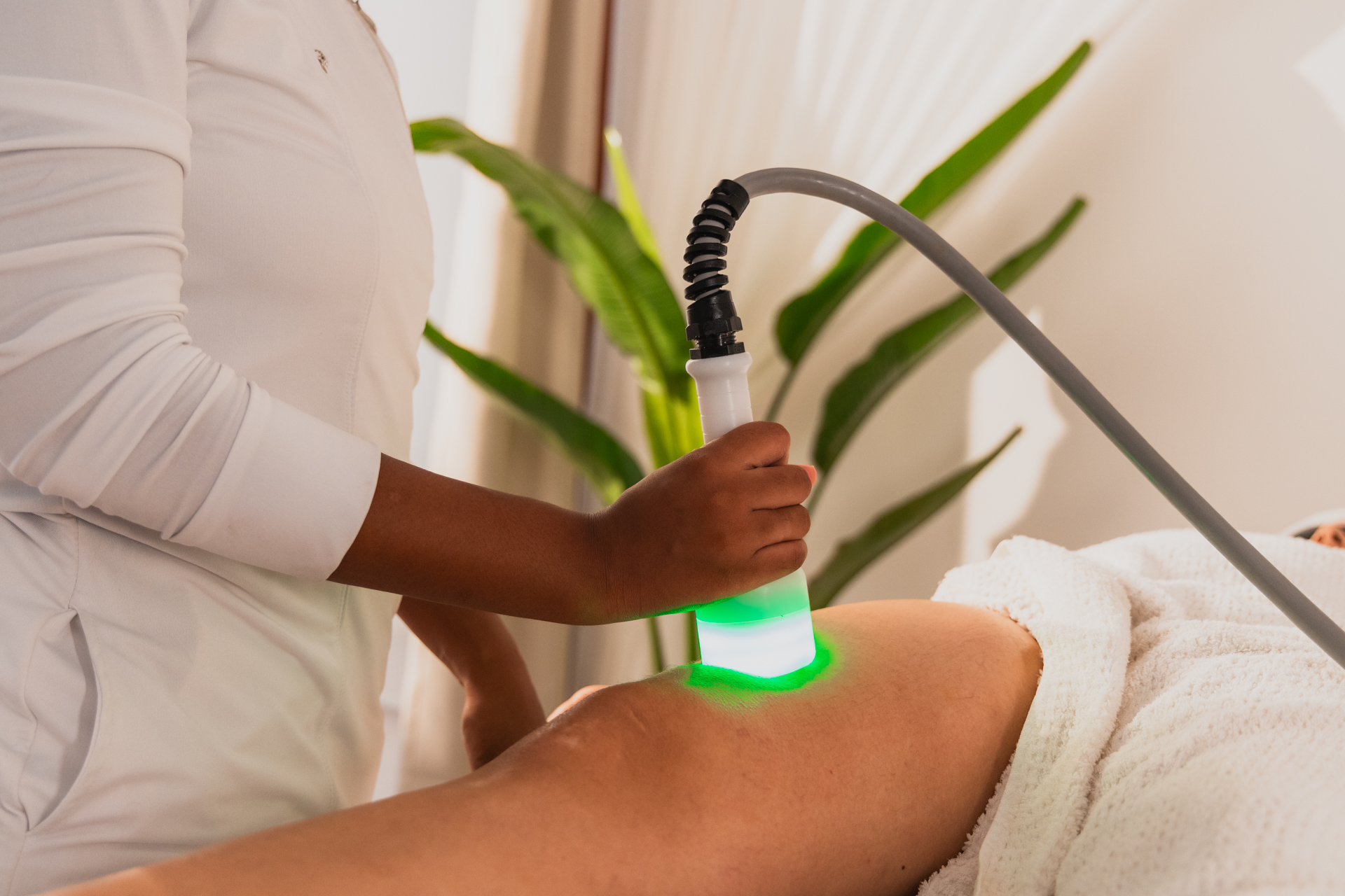 Profissional realizando tratamento corporal no Espaço Camila Furtak
